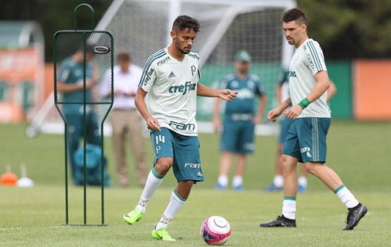 Moisés treina com Scarpa e fica mais próximo de seu retorno ao Palmeiras