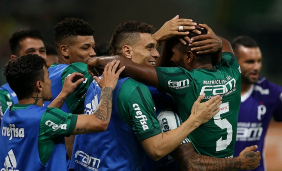 Moisés treina depois do jogo e Roger vibra: 'Titulares olham no retrovisor'