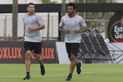 Ralf e Maycon embolam disputa em setor mais concorrido do Corinthians
