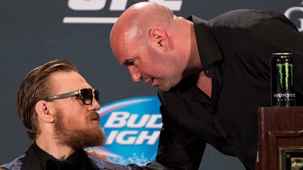 Conor McGregor conversa com Dana White em coletiva de imprensa
