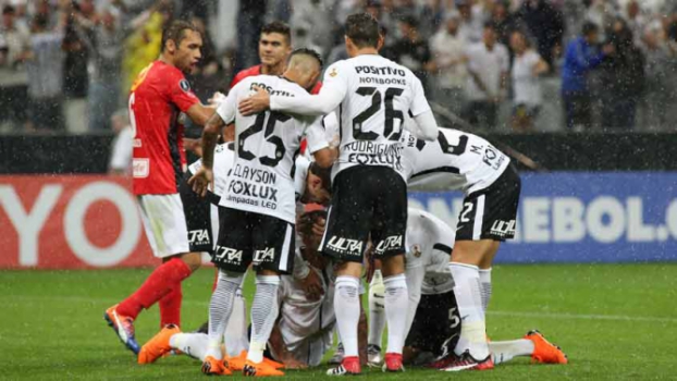 Sheik brilha, Corinthians bate o Lara e vira líder na Copa Libertadores
