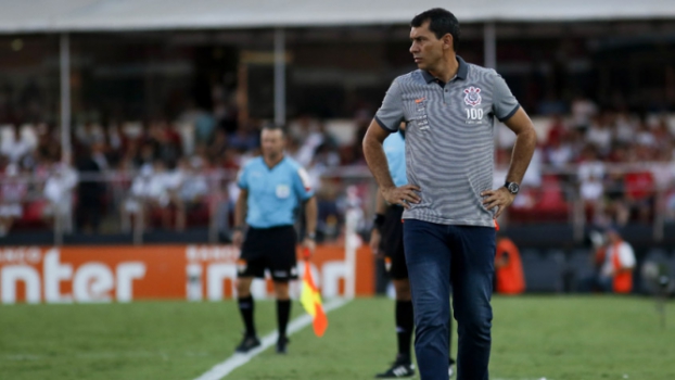 Carille muda postura e mostra face irritada no Corinthians