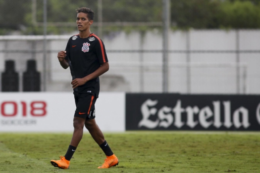 Carille não cede à pressão para por Pedrinho no Corinthians