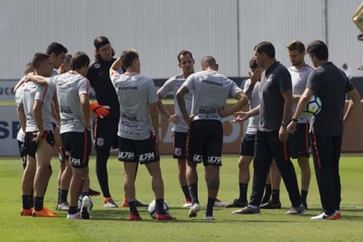 Lesões e maratona colocam elenco 'equilibrado' do Corinthians à prova
