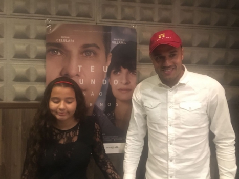Roger se emociona ao levar filha no cinema