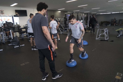 Após ser convocado por Tite, Fagner intensifica tratamento no Corinthians