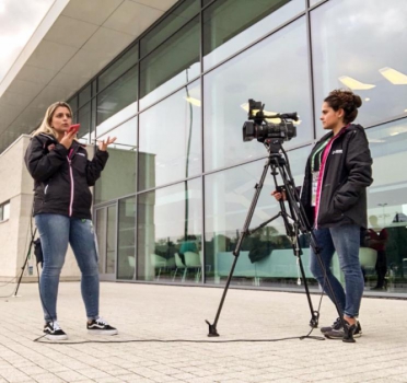 Monique Danello e Carolina Albuquerque, repórter e cinegrafista do Esporte Interativo