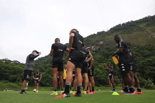 Com equipe jovem, Botafogo encontra dificuldades na estreia da temporada