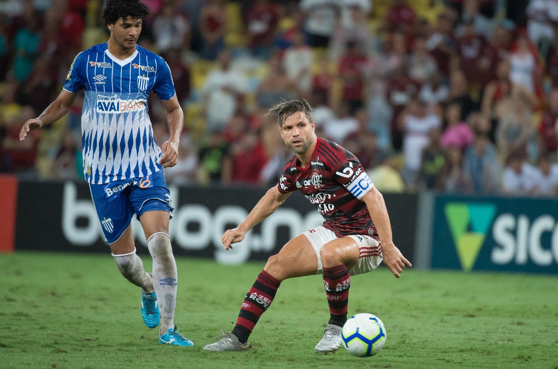 Reinier marca, Flamengo atropela o Avaí e se mantém na liderança