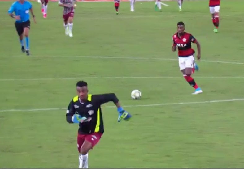 BN Esportes on X: Futsal: Goleiro brasileiro defende pênalti com o rosto e  derruba o gol  / X