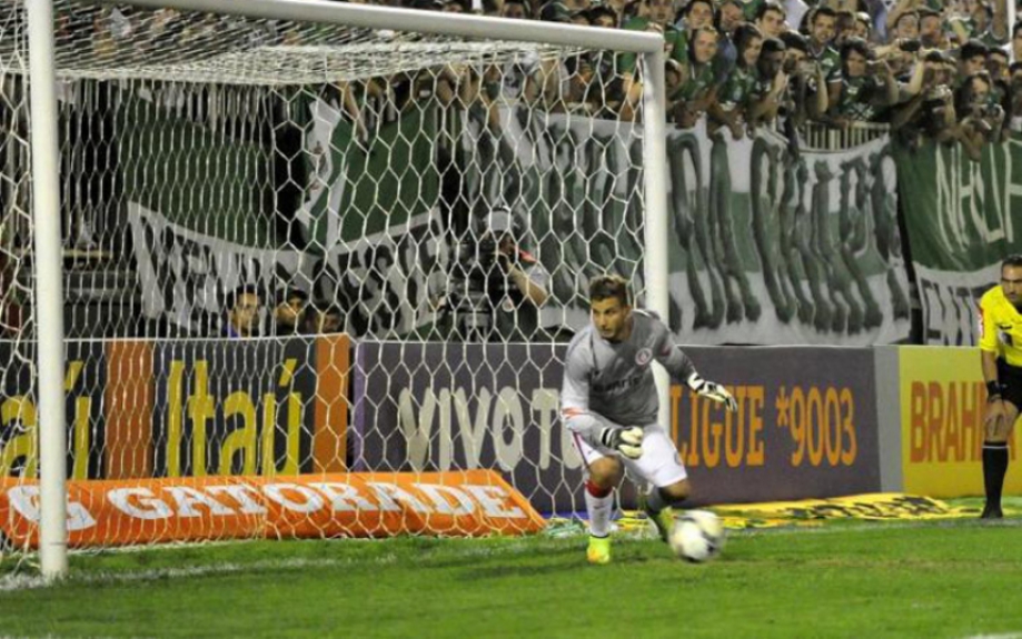 BN Esportes on X: Futsal: Goleiro brasileiro defende pênalti com o rosto e  derruba o gol  / X