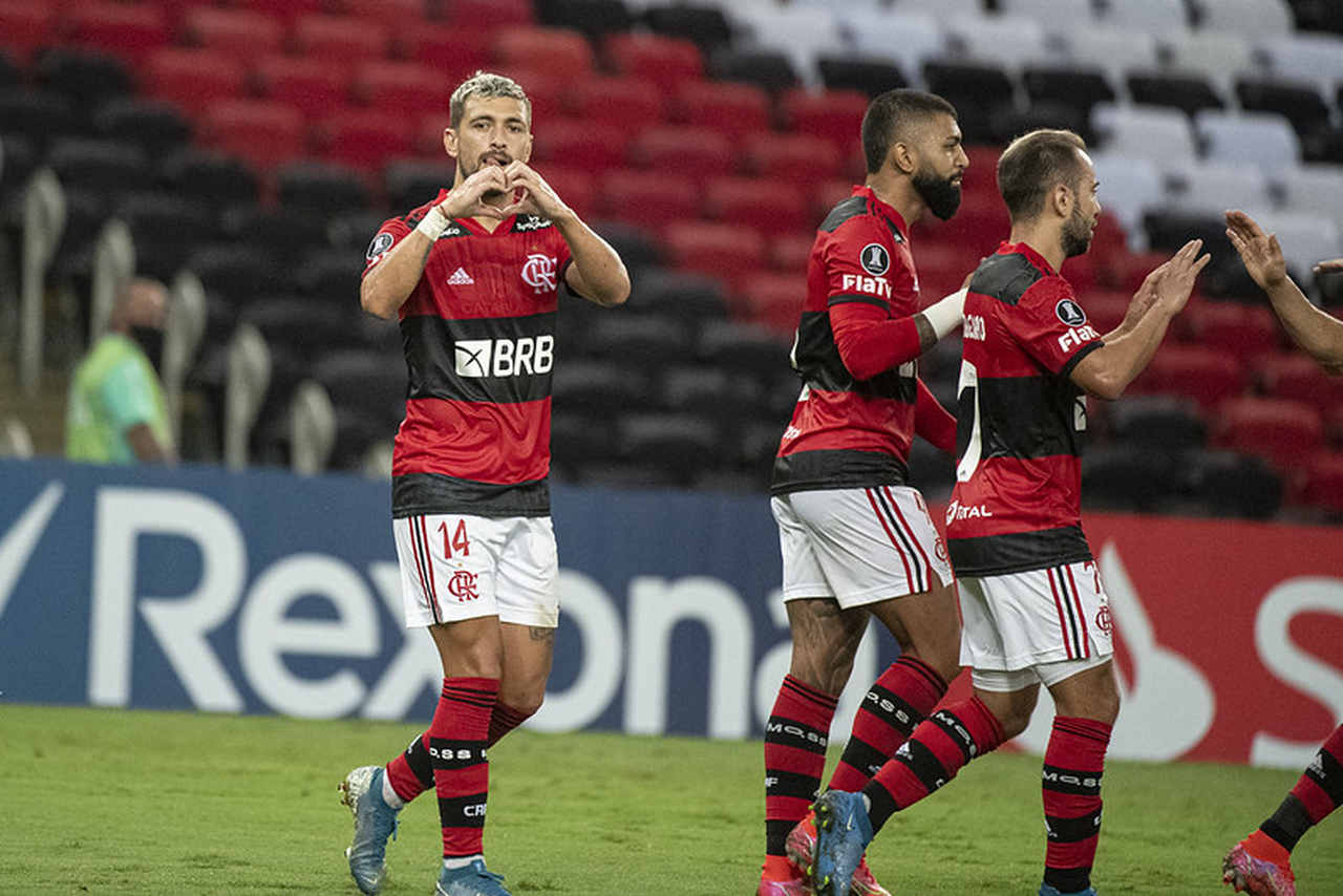 Flamengo comete falhas, mas busca empate com La Calera na