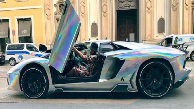 Aubameyang apareceu com Lamborghini holográfico: veja os carros