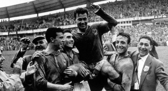 Morre Just Fontaine, maior artilheiro da Copa do Mundo, que