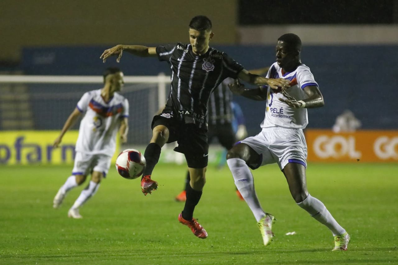 Corinthians marca no fim e vence o Resende na estreia da Copinha