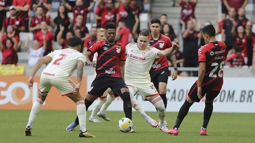 Em confronto direto pela lideran&Atilde;&sect;a do Brasileir&Atilde;&pound;o, Athletico-PR e Inter  empatam sem gols em Curitiba