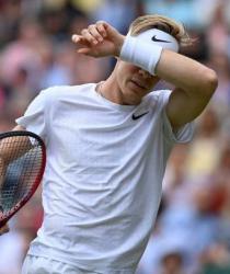 Shapovalov lamenta jogada em Wimbledon