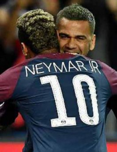 Daniel Alves (PSG) - A ótima atuação do lateral-direito da Seleção Brasileira iniciou logo no primeiro minuto diante do Bayern, ao marcar um gol após belo passe de Neymar. Foi importante peça ofensiva, inclusive também participando do terceiro - e último