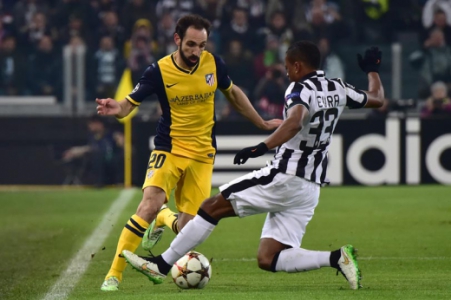Patrice Evra e Juanfran - Juventus x Atlético de Madrid (Foto: Giuseppe Cacace/AFP)