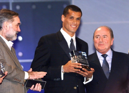 O brasileiro Rivaldo levou o prêmio da Fifa de melhor jogador do mundo no ano de 1999 (Foto: AFP)