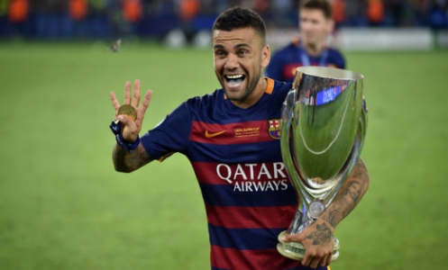 Daniel Alves atuou por Barcelona e Sevilla na Espanha (Foto: AFP/Kirill Kudrayavtsev)