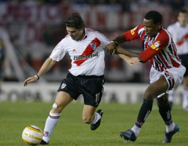 O zagueiro Fabão na marcação do chileno do River Plate, Marcelo Salas