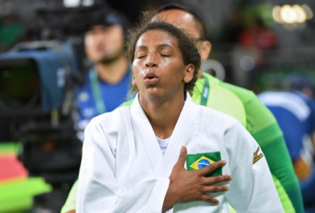 Rafaela Silva se emociona ao ouvir o hino brasileiro