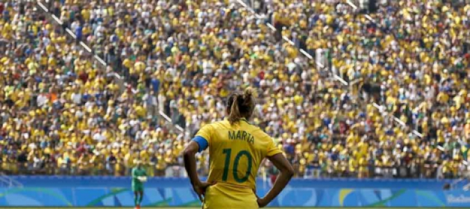 Marta observa o público na triste despedida da Seleção Brasileira dos Jogos Olímpicos