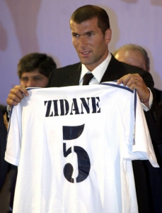 Zidane foi contratado pelo Real em 2001 por 73,5 milhões de euros