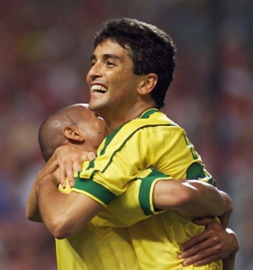 O ex-atacante brasileiro Bebeto também atingiu a marca dos 500 gols na carreira