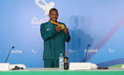 Ricardo Costa exibe medalha
