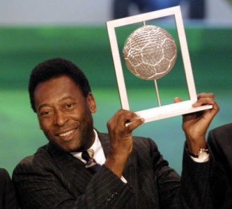 Em 2000, Pelé recebeu da Fifa o prêmio de melhor jogador do século