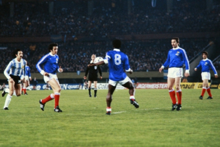 Platini marcou um gol na derrota de 2 a 1 para a Argentina, mas viu a França ser eliminada na primeira fase