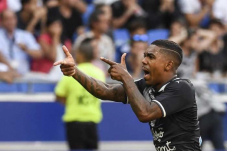 Malcom -> Malcom, ex-Corinthians e hoje no Bordeaux, marcou duas vezes no empate com o Lyon em 3 a 3, fora de casa. O segundo gol surgiu após um lindo chute de fora da área. Uma pintura!