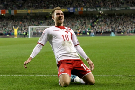 O atacante Christian Eriksen do Tottenham fez três gols na goleada de 5 a 1 sobre a Irlanda na repescagem e é o astro da seleção da Dinamarca