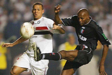 Luis Fabiano brilhou pelo São Paulo na Libertadores de 2004: oito gols marcados