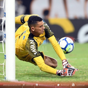 Goleiro Santos defendeu a cobrança do atacante Wescley, do Ceará