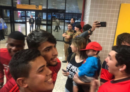 Delegação do Flamengo desembarca em Curitiba sob festa da torcida