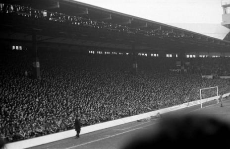 The Kop, em Anfield, casa do Liverpool