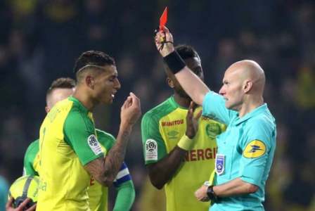 Brasileiro trope&ccedil;a em &aacute;rbitro, que revida com chute na canela e vermelho - Paris Saint-Germain x Nantes - 2018