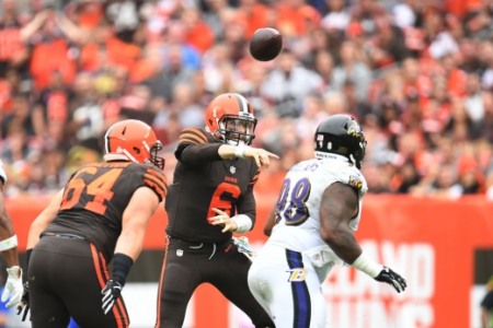 Baker Mayfield faz um passe na vitória do Cleveland Browns sobre o Baltimore Ravens