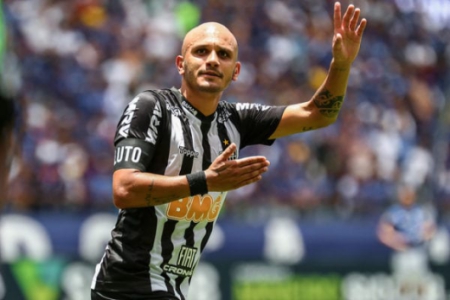 Fábio Santos será importante diante do Defensor-URU pela experiência em campo e na Libertadores, do qual foi campeão em 2012