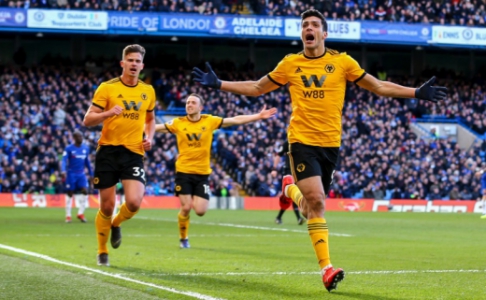 Rau Jiménez comemora o gol marcado sobre o Chelsea