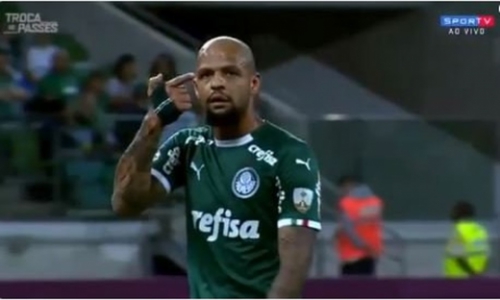 Felipe Melo foi flagrado fazendo gesto de arma