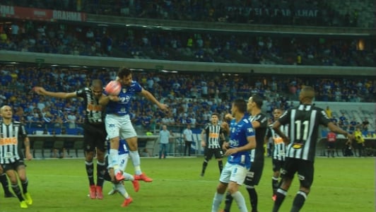 Fred marcou o gol, mas o VAR analisou corretamente que a bola bateu no bra&ccedil;o do camisa 9 do Cruzeiro, anulando o terceiro gol da Raposa