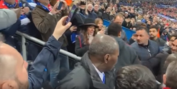 Neymar agride torcedor