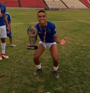 João ao lado do troféu fazendo mais uma vez o gesto do "6 a 1"