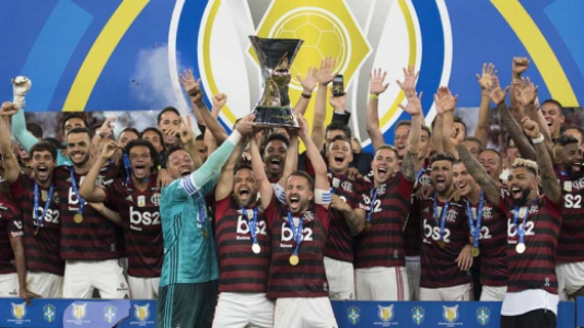 Flamengo levantando a taça de campeão