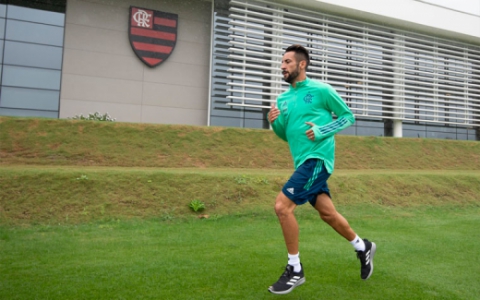 Isla inicia atividades no Flamengo, é apresentado e se põe à disposição  para estrear: 'É um desafio lindo' - ISTOÉ Independente