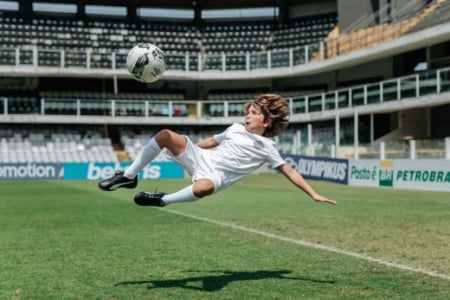 Crianças recriam cenas icônicas de Pelé